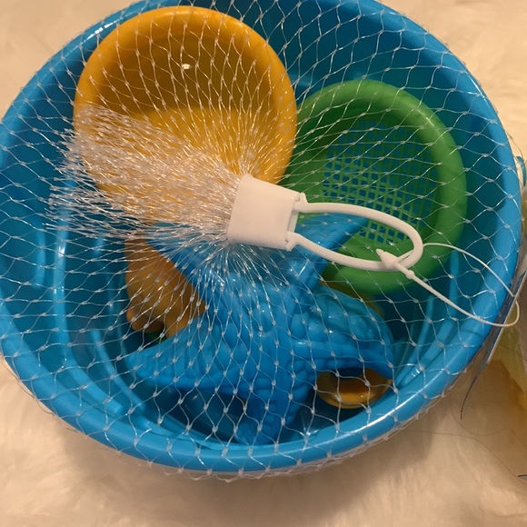New Mini Beach Pail Six Piece Set. Lot of 2 - Picture 2 of 3